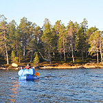 remando en el lago Inari