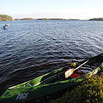 remando en el lago Inari