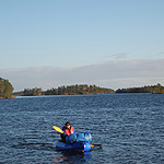 remando en el lago Inari