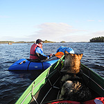 remando en el lago Inari