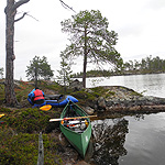 remando en el lago Inari