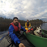 remando en el lago Inari