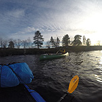 remando en el lago Inari