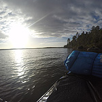 remando en el lago Inari