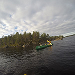 remando en el lago Inari