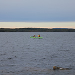 remando en el lago Inari