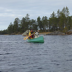 remando en el lago Inari