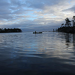 remando en el lago Inari