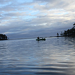 remando en el lago Inari