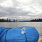 remando en el lago Inari