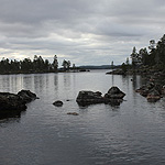 remando en el lago Inari