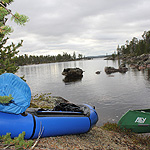 remando en el lago Inari