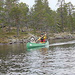 remando en el lago Inari