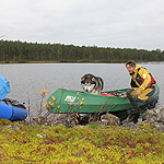 remando en el lago Inari