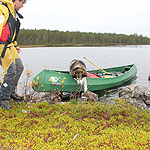 remando en el lago Inari