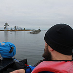 remando en el lago Inari