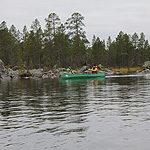 remando en el lago Inari