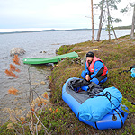 remando en el lago Inari