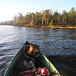 remando en el lago Inari