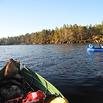 remando en el lago Inari