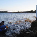 remando en el lago Inari