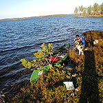 remando en el lago Inari