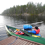 remando en el lago Inari