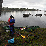 remando en el lago Inari