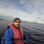 remando en el lago Inari