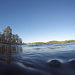 remando en el lago Inari