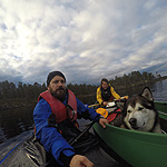 remando en el lago Inari