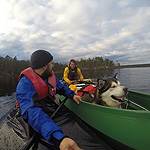 remando en el lago Inari