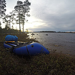 remando en el lago Inari