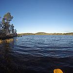 remando en el lago Inari