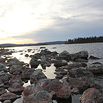 remando en el lago Inari