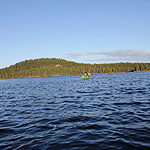 remando en el lago Inari