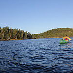 remando en el lago Inari