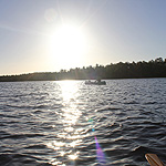 remando en el lago Inari