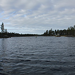 remando en el lago Inari