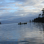 remando en el lago Inari