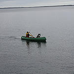 remando en el lago Inari